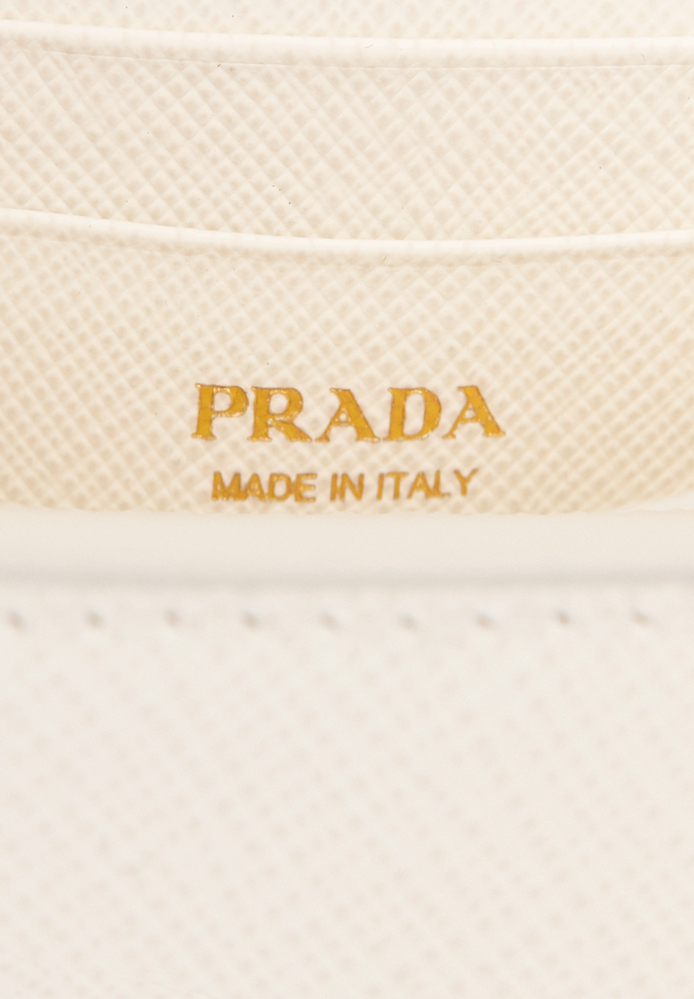 Кремовая микро-сумка Prada 