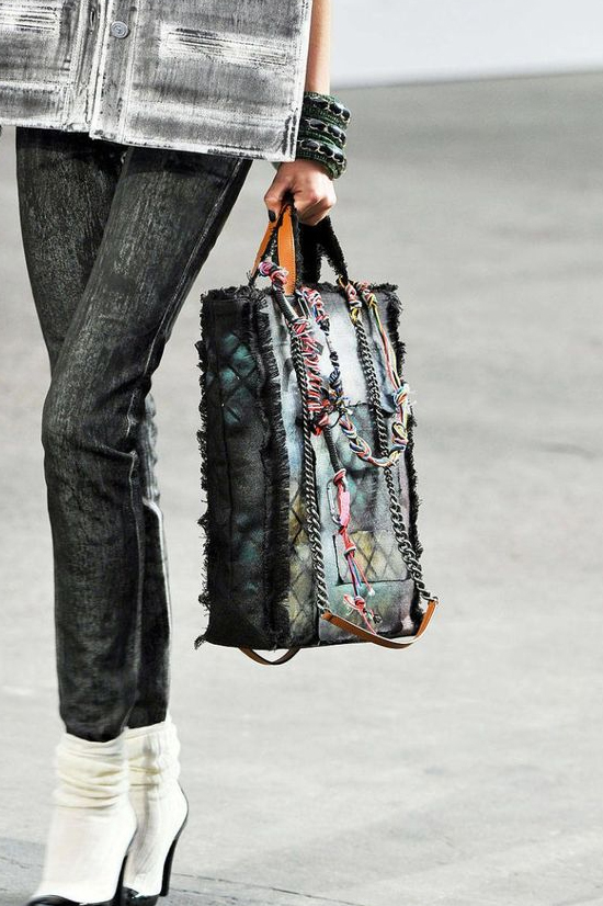 Тёмно-серая сумка Chanel Graffiti