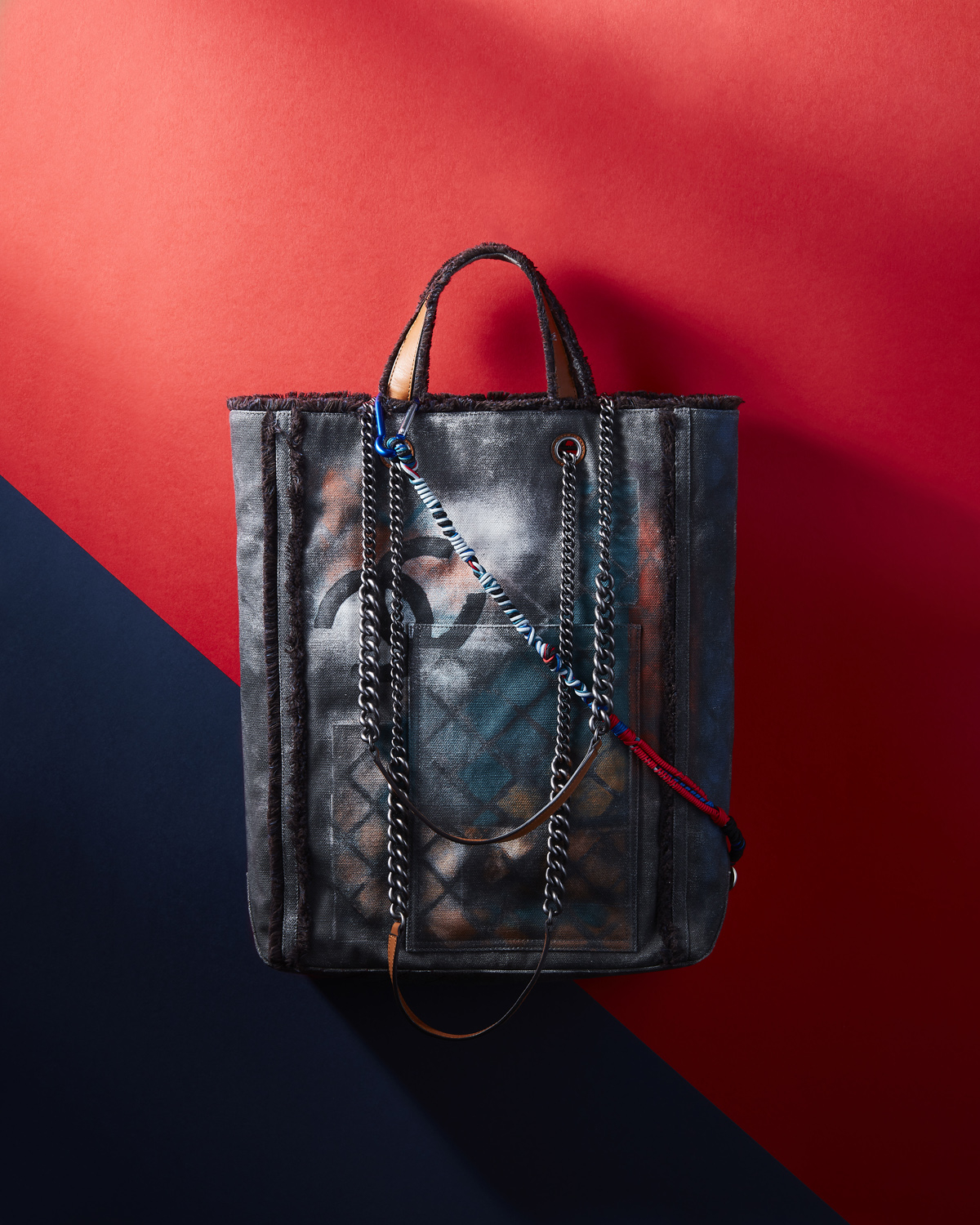 Тёмно-серая сумка Chanel Graffiti