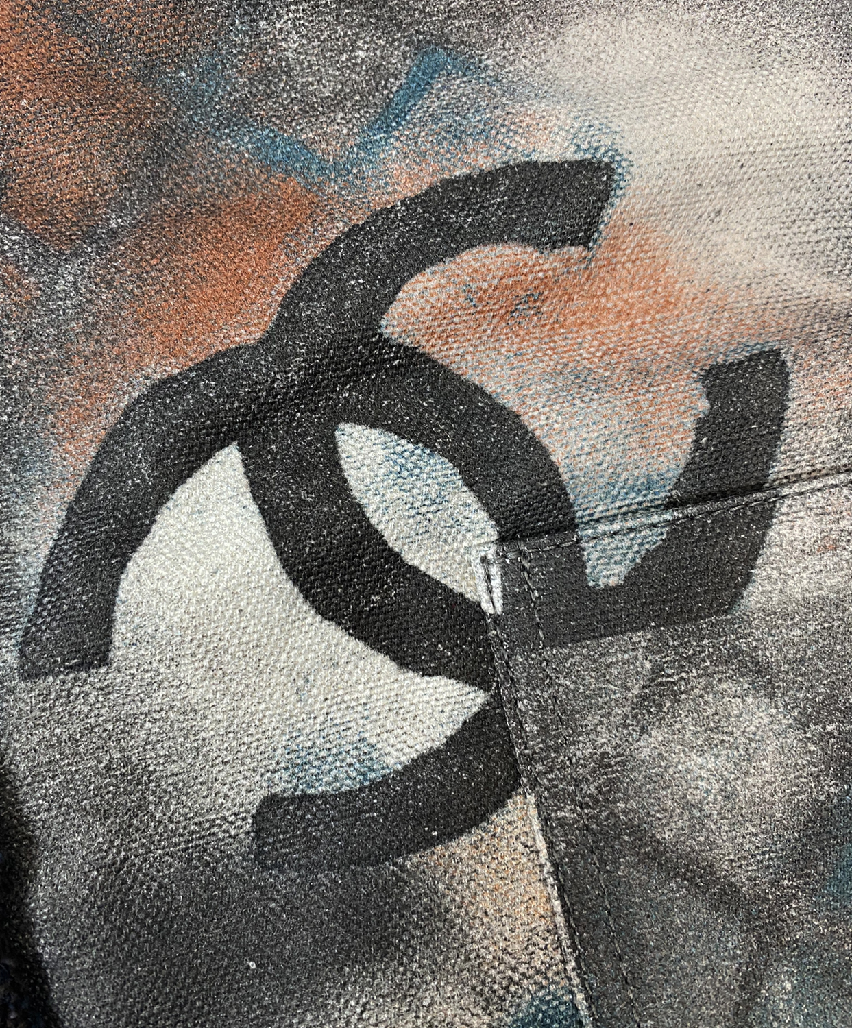 Тёмно-серая сумка Chanel Graffiti