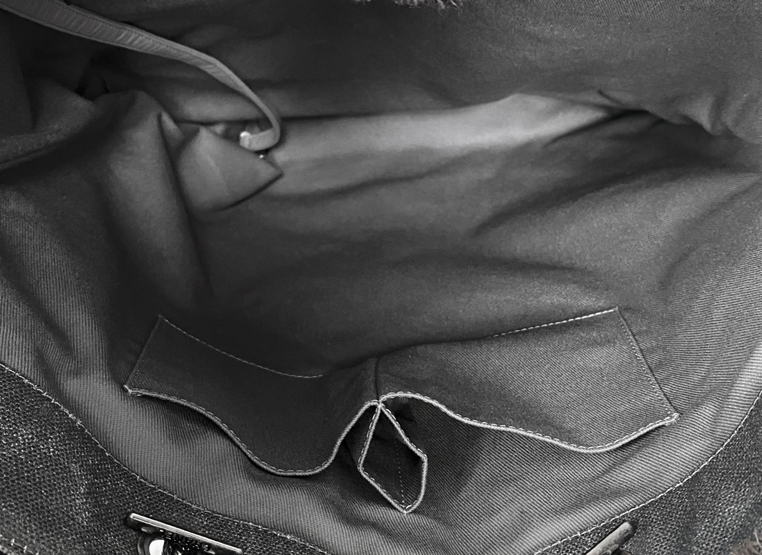 Тёмно-серая сумка Chanel Graffiti