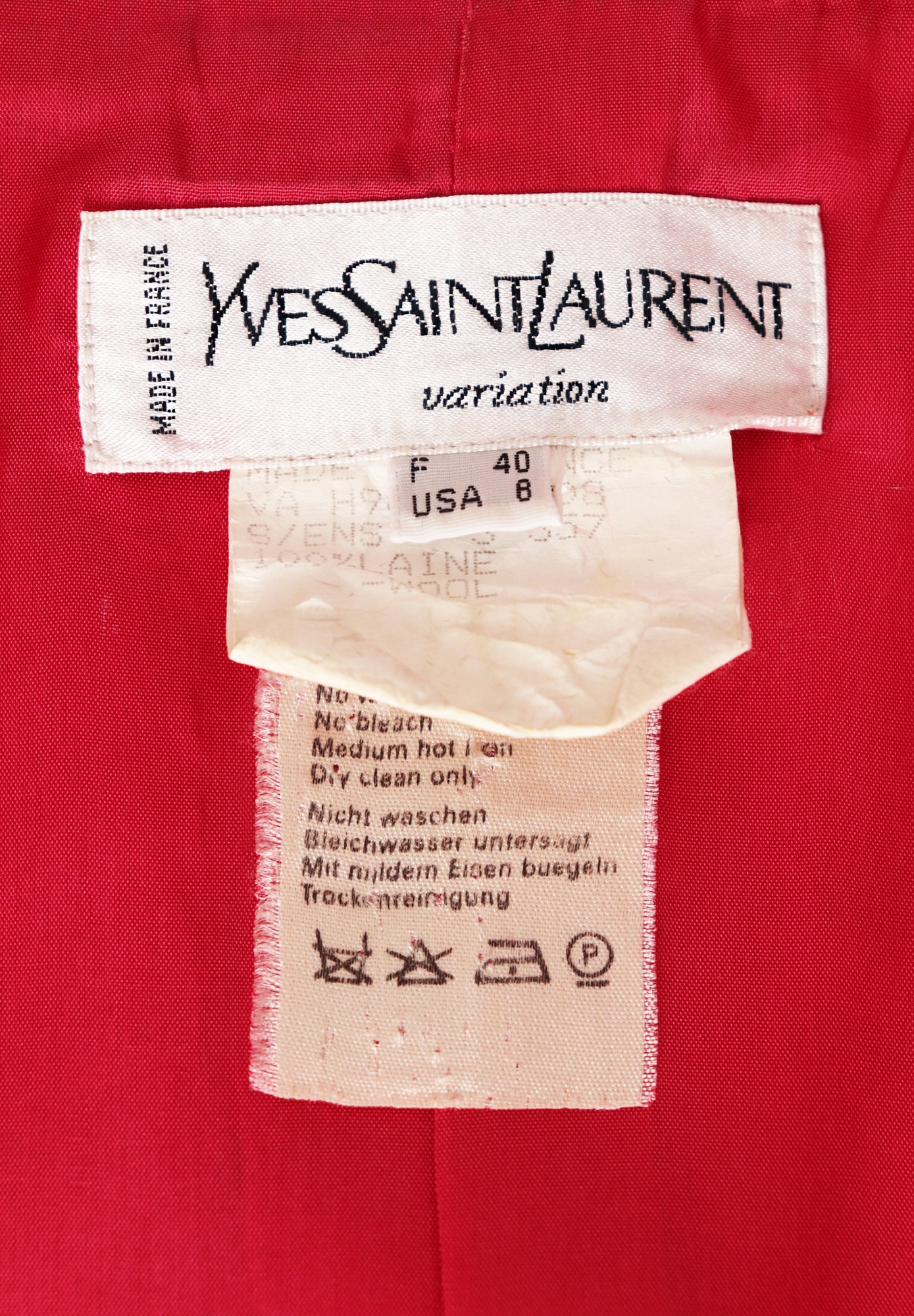 Ярко-розовый костюм Yves Saint Laurent