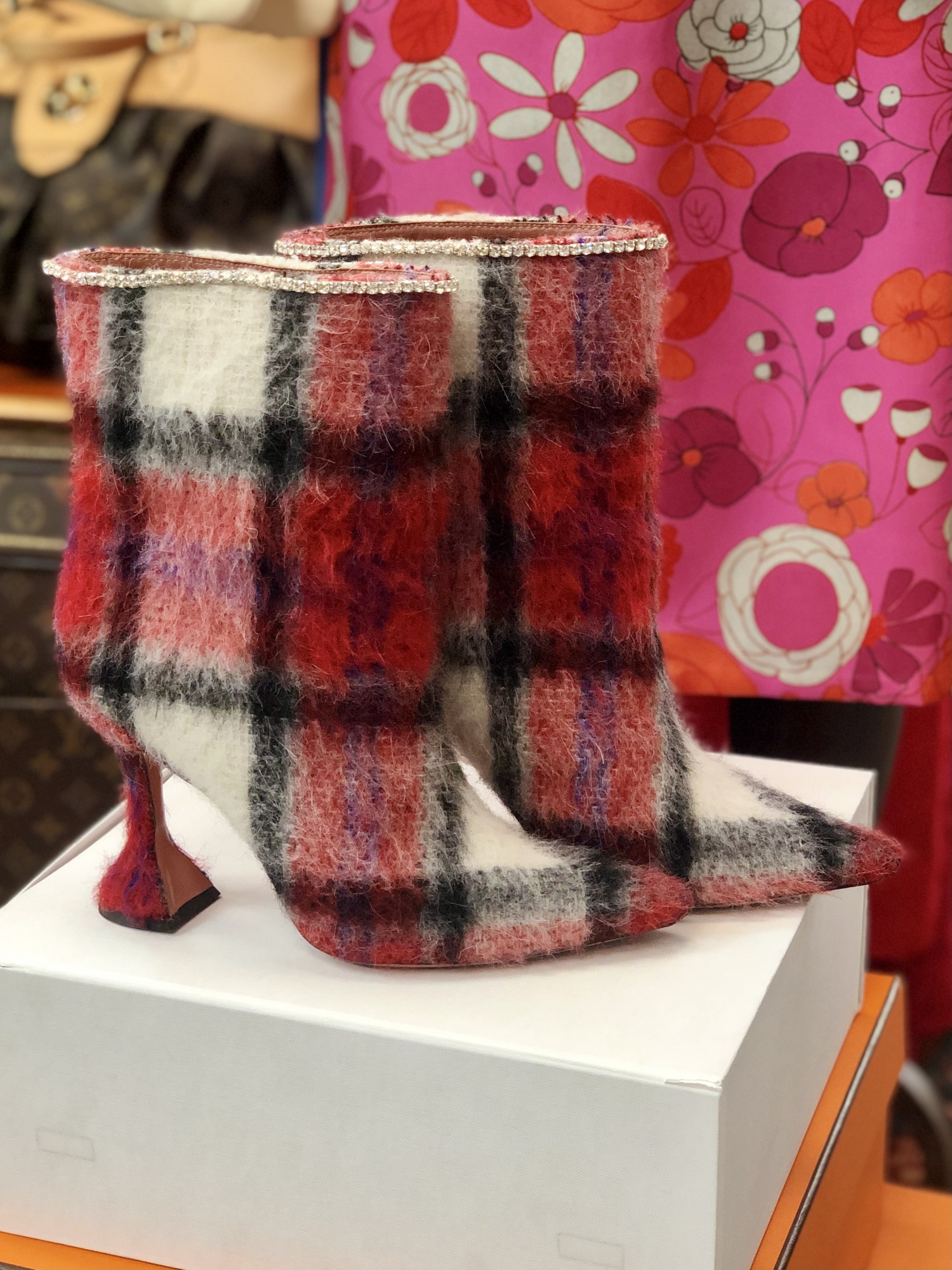 Эффектные сапоги Amina Muaddi