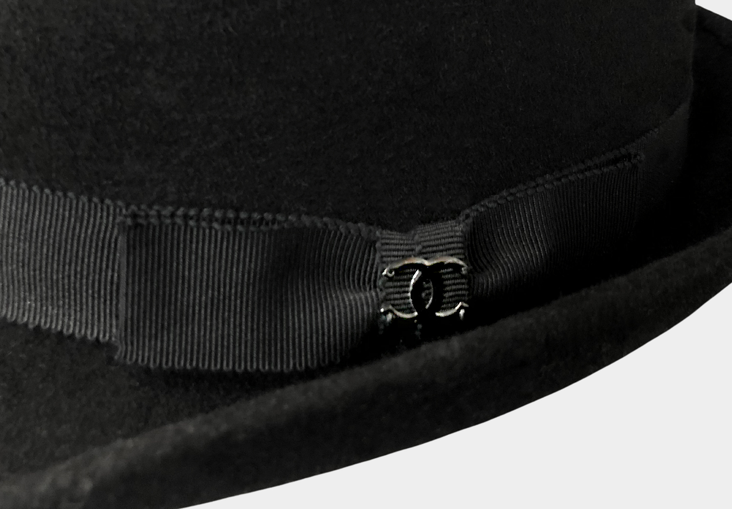 Чёрная шляпа Chanel
