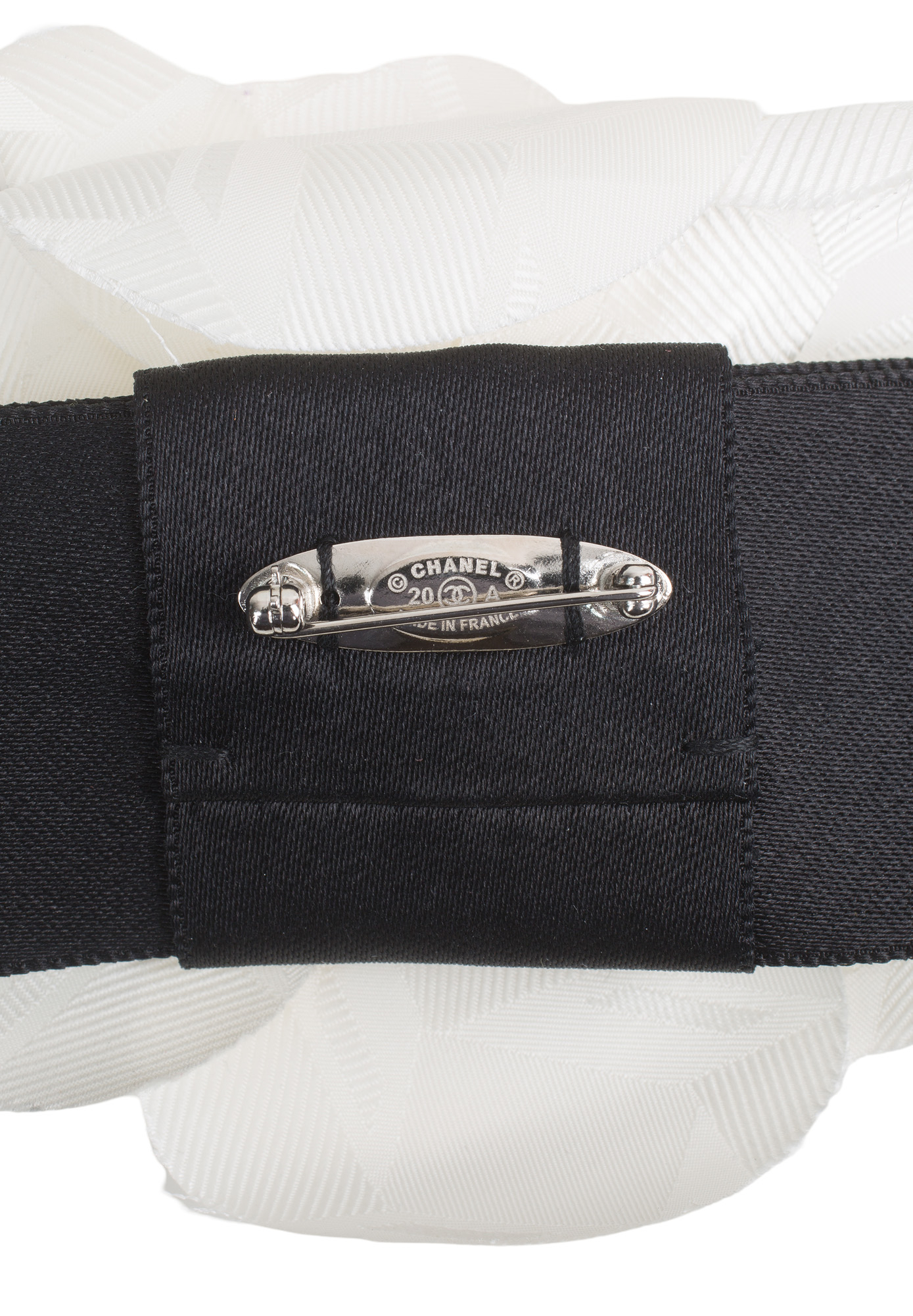 Объемная брошь Chanel с камелией