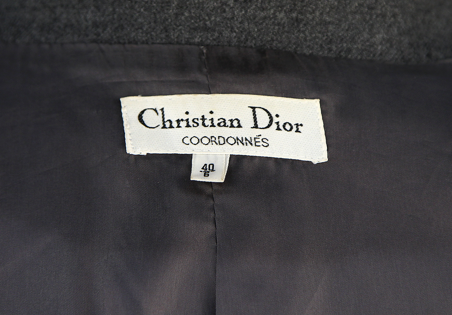 Серый костюм Christian Dior