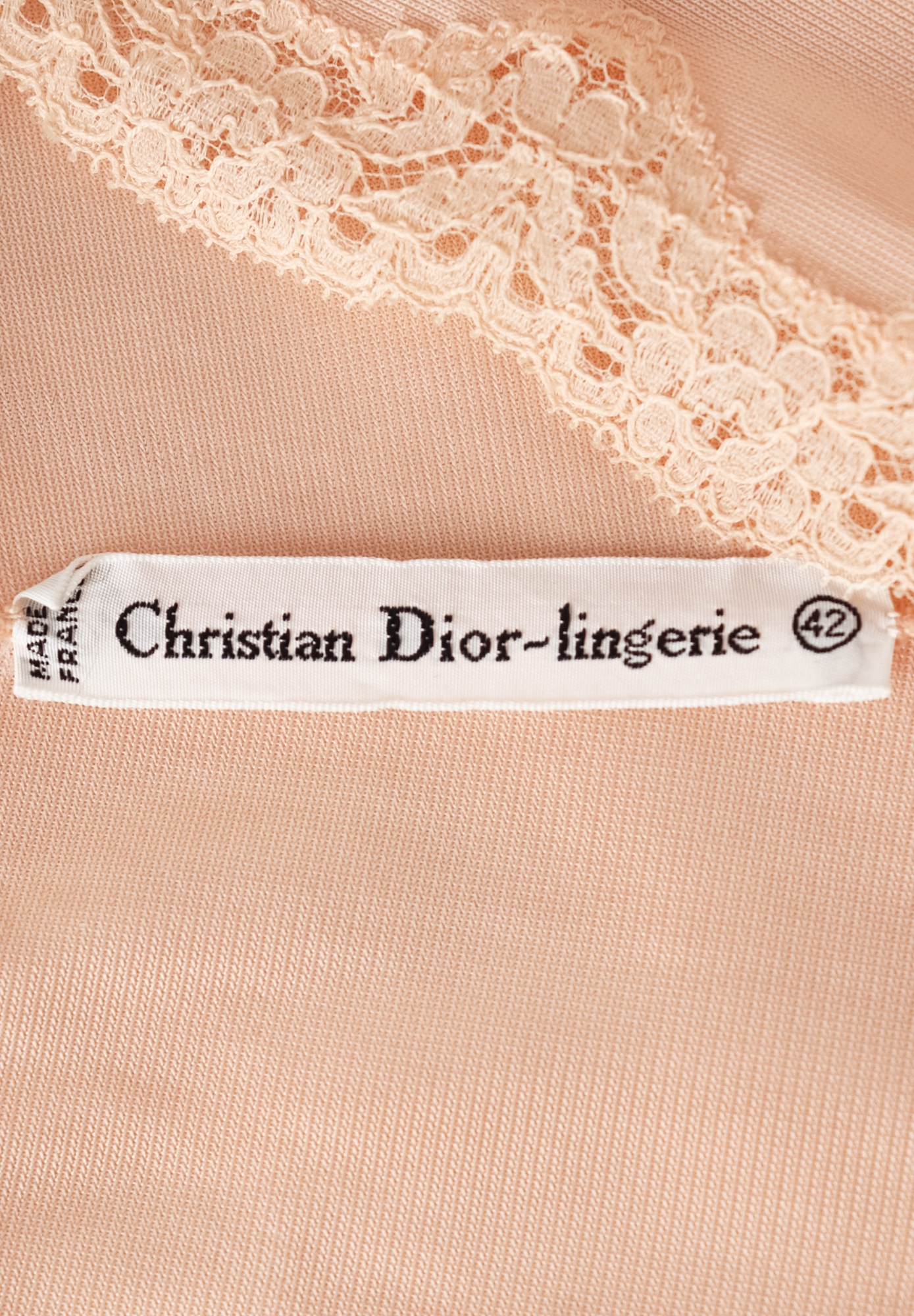 Персиковое платье Christian Dior с кружевом