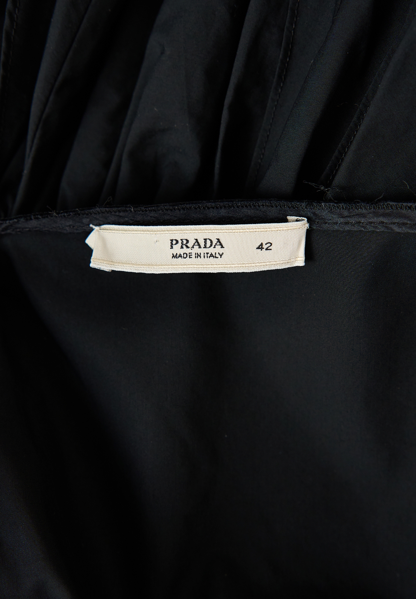 Черное платье Prada с воланами
