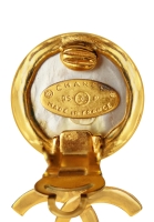Жемчужные клипсы Chanel с логотипом