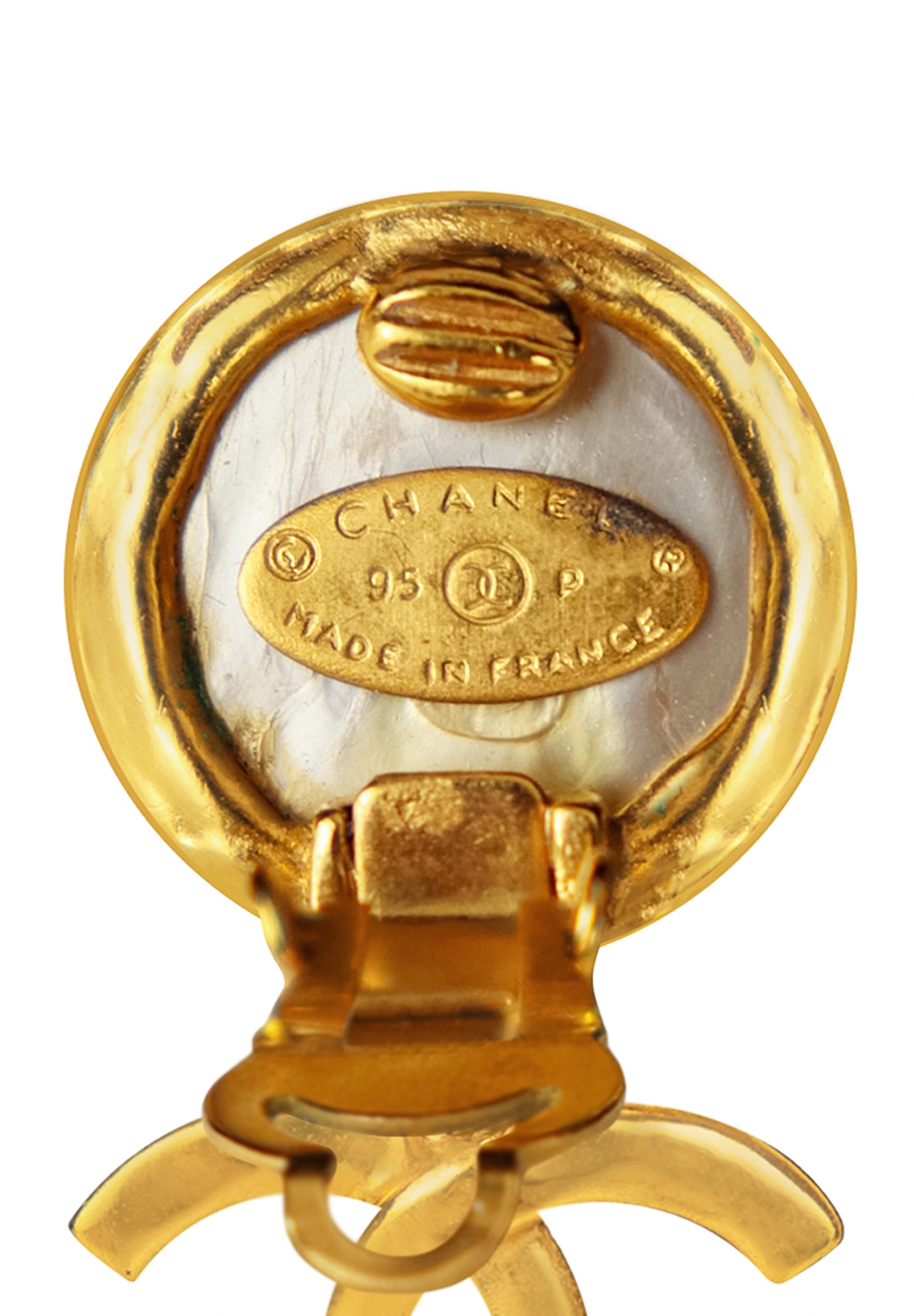 Жемчужные клипсы Chanel с логотипом