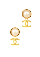 Жемчужные клипсы Chanel с логотипом