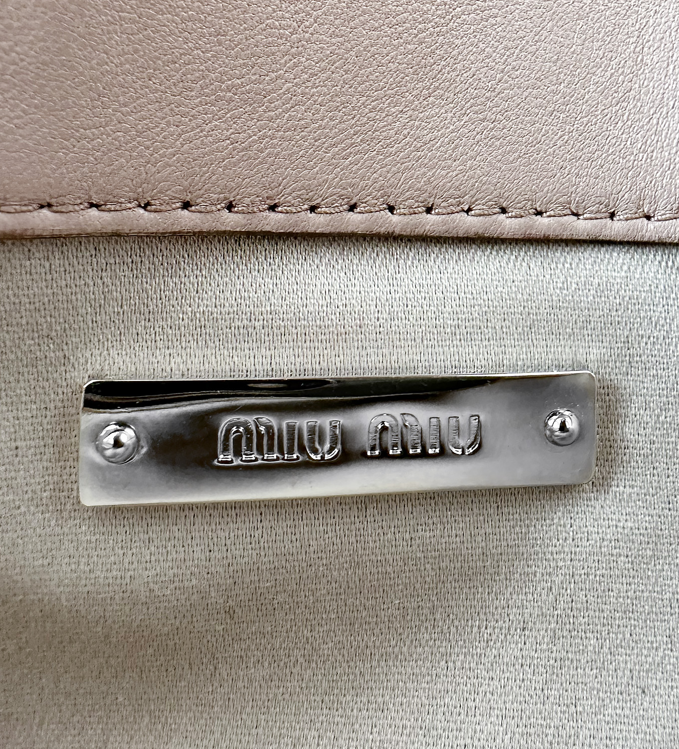 Розовая стеганая сумка Miu Miu