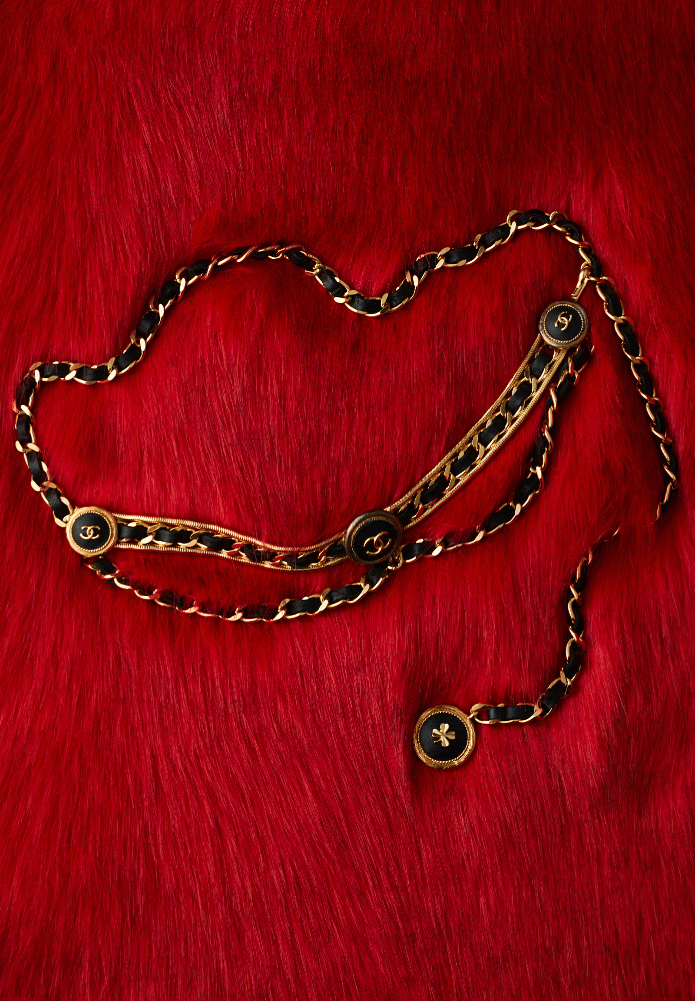 Золотистый пояс Chanel с подвеской-клевером