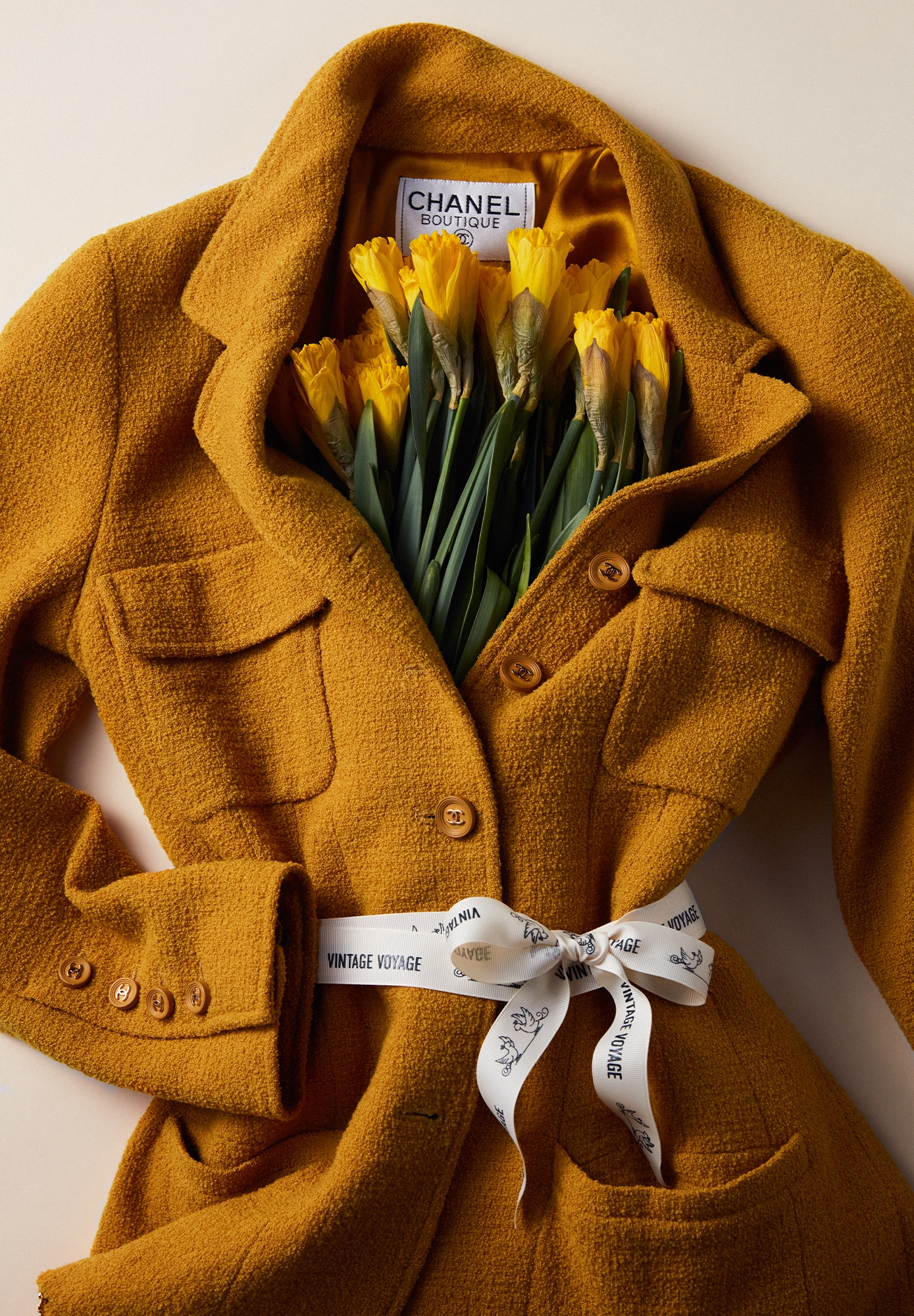 Горчичный жакет Chanel из твида