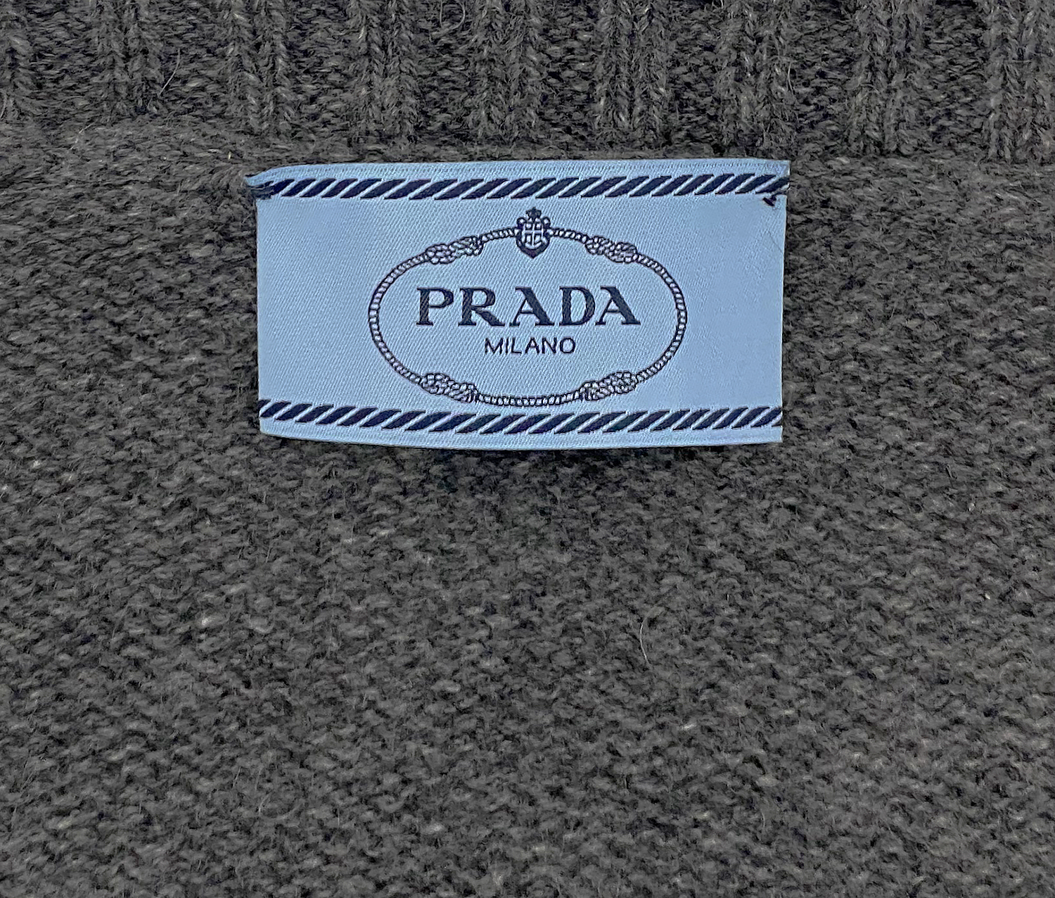Серый кардиган Prada