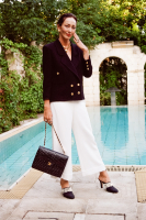 Чёрный твидовый костюм Chanel с золотистыми пуговицами