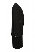 Чёрный твидовый костюм Chanel с золотистыми пуговицами