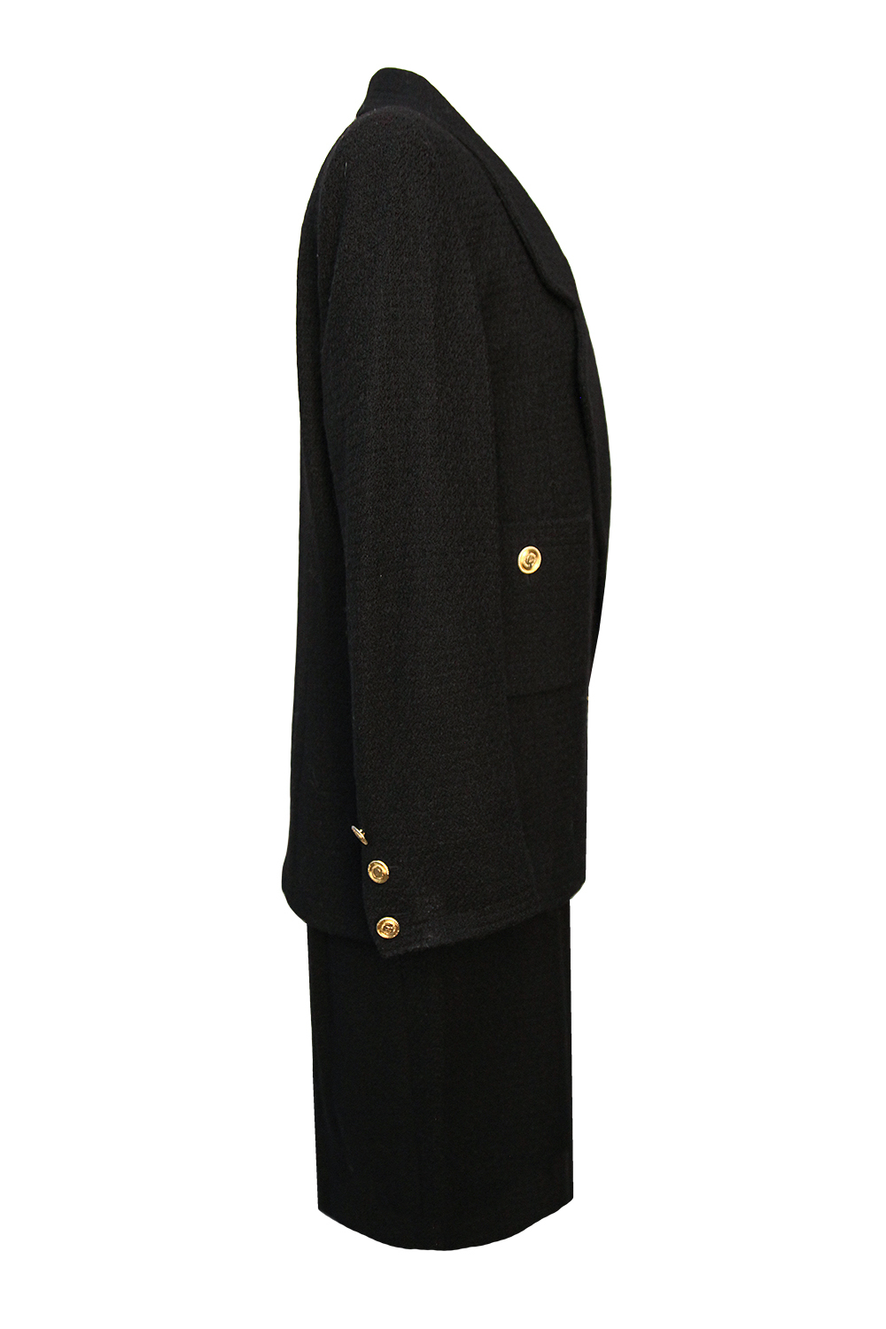 Чёрный твидовый костюм Chanel с золотистыми пуговицами