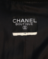 Чёрный твидовый костюм Chanel с золотистыми пуговицами