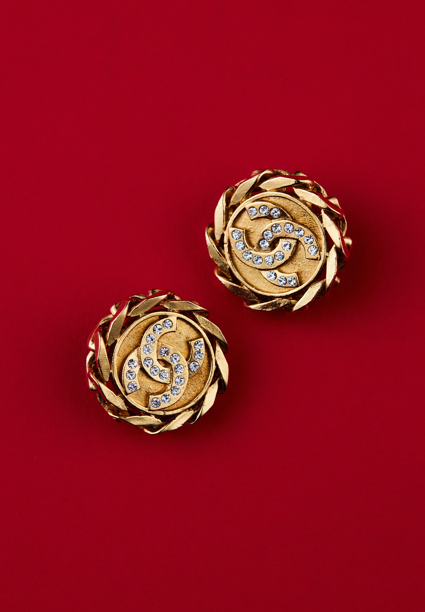 Клипсы Chanel с логотипом и кристаллами