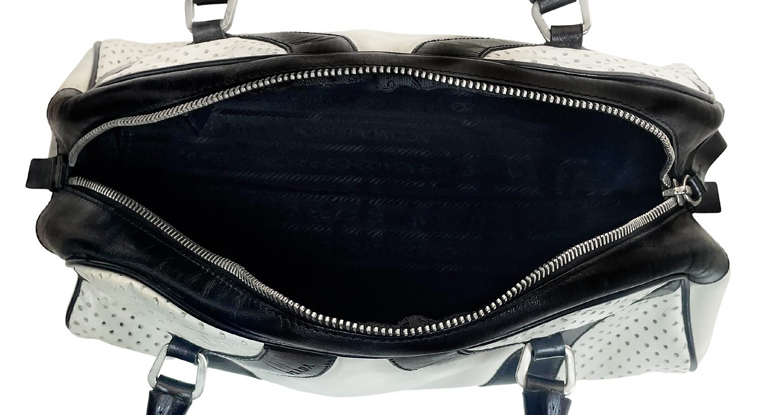 Черно-белая сумка Prada Bowling