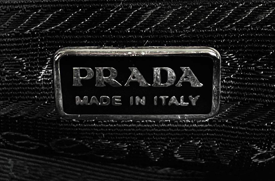 Черно-белая сумка Prada Bowling