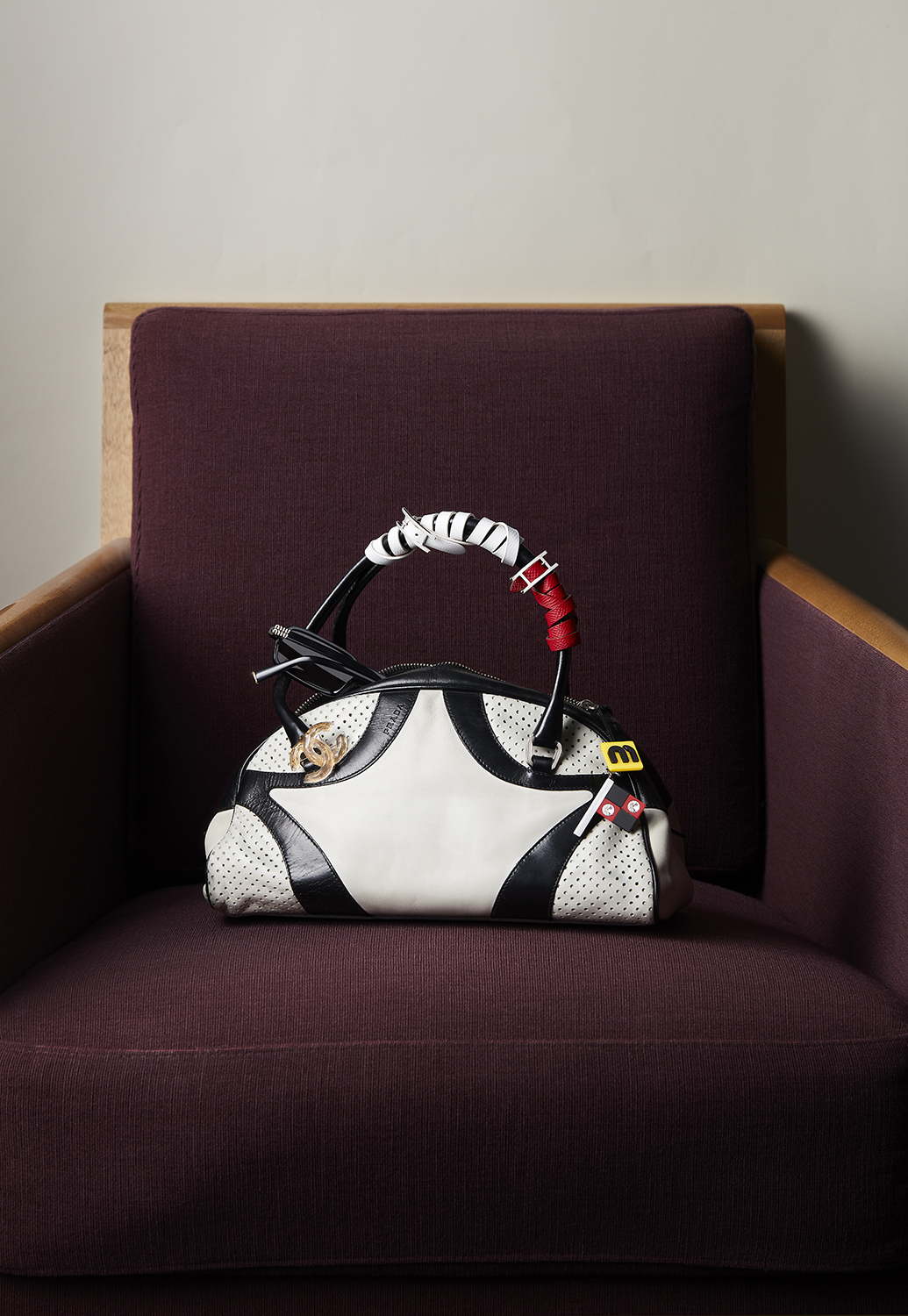 Черно-белая сумка Prada Bowling