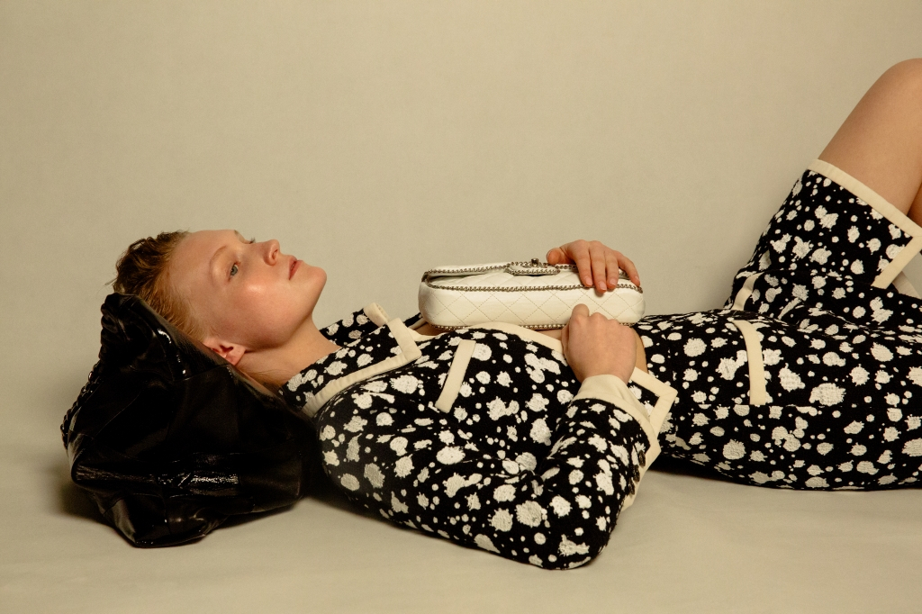 Чёрно-белый пятнистый костюм Chanel