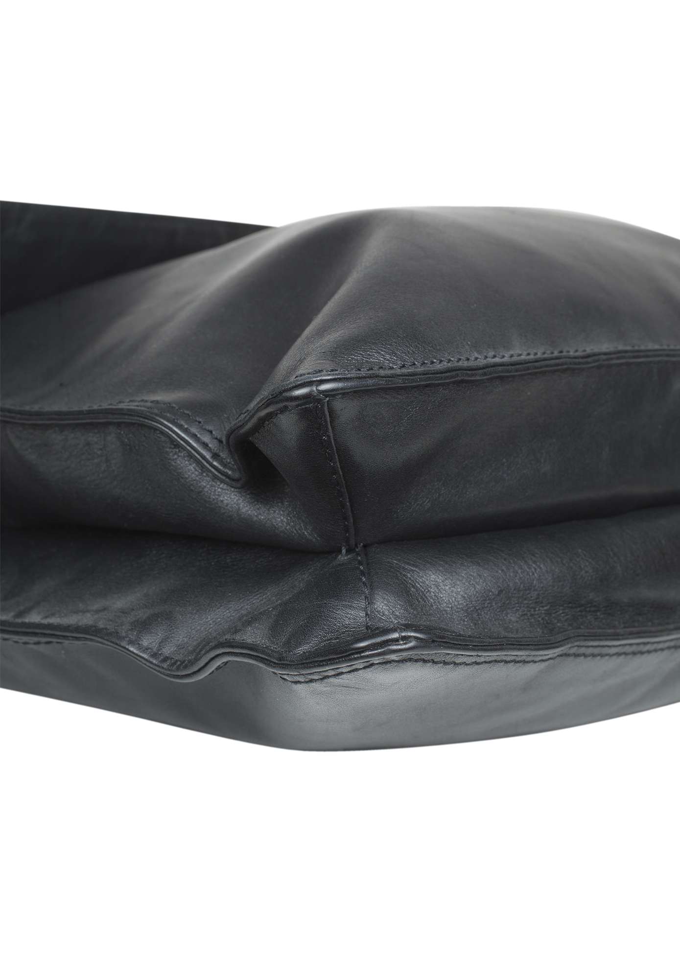 Черная сумка-мессенджер Chanel