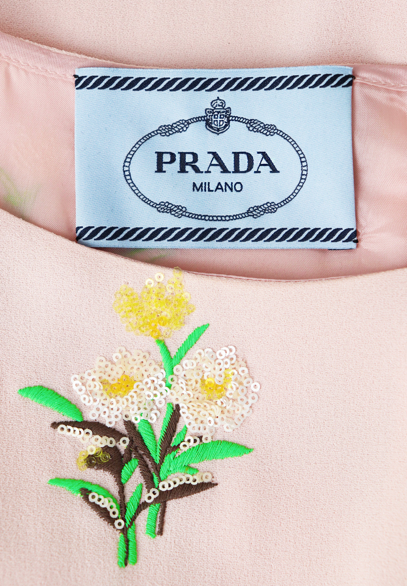 Светло-розовое платье Prada с вышивкой