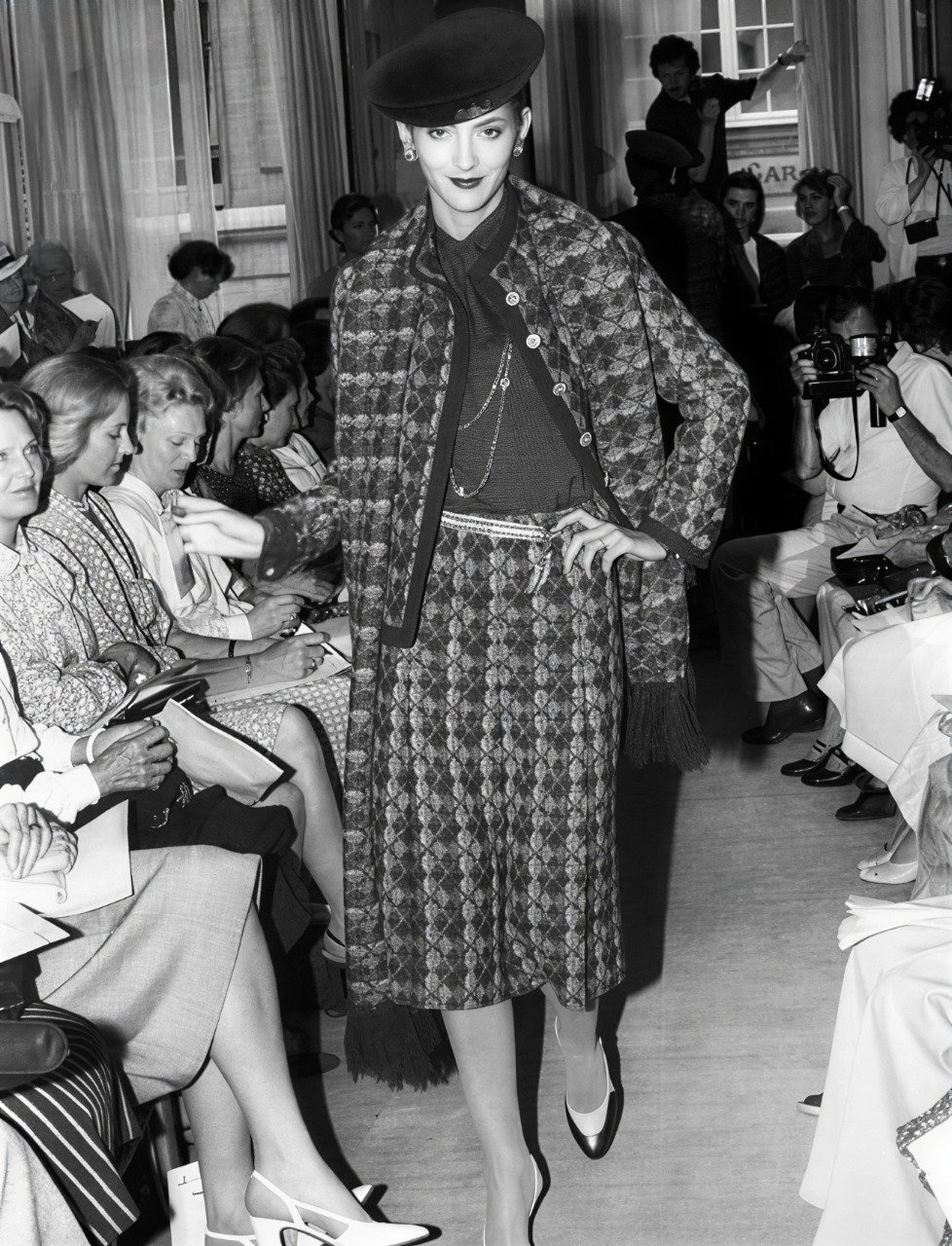 Твидовый костюм Chanel haute couture с шарфом