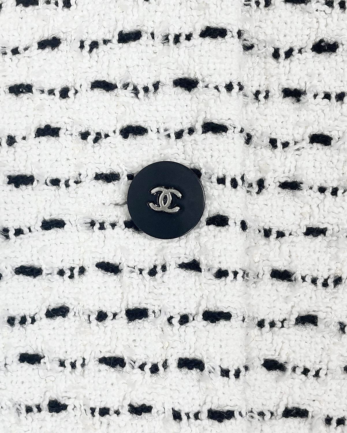 Бело-черный твидовый жакет Chanel