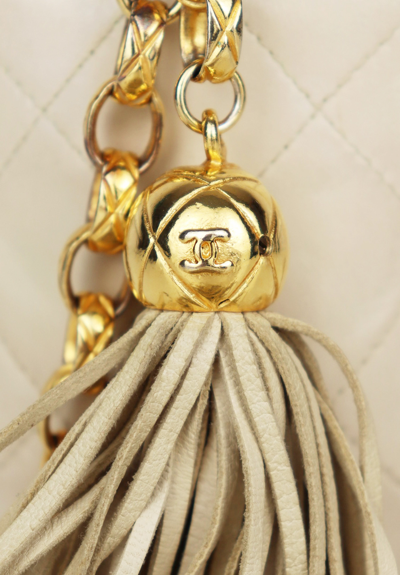 Кремовая сумка Chanel Tassel Camera Bag