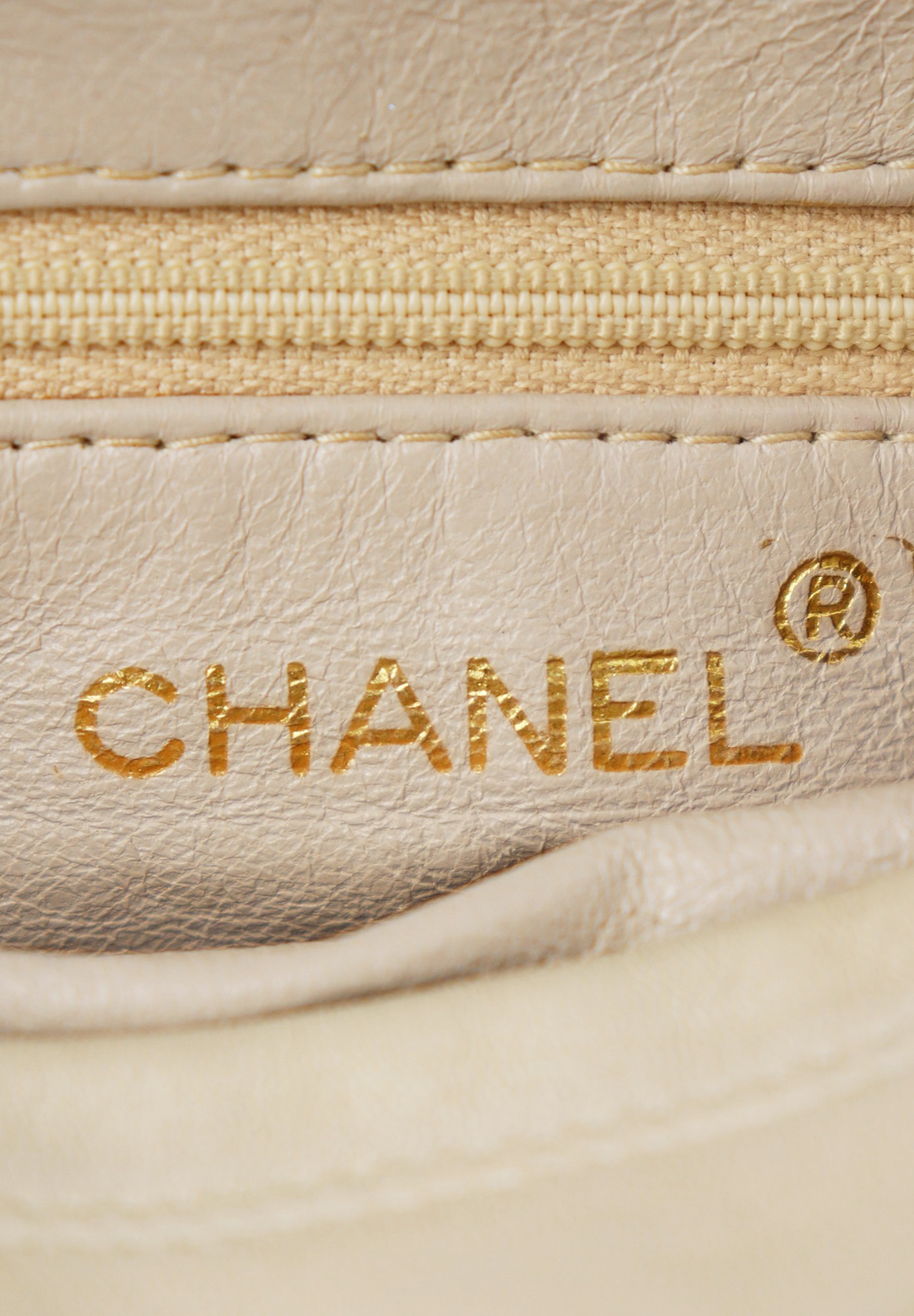 Кремовая сумка Chanel Tassel Camera Bag