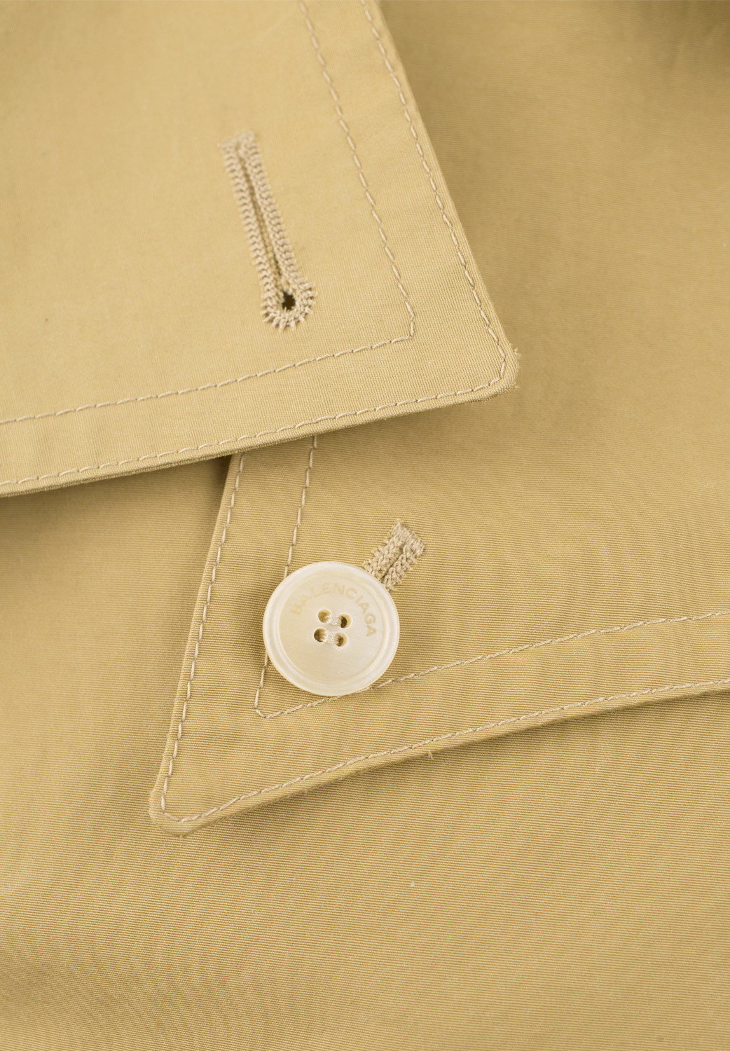 Бежевый тренч Balenciaga