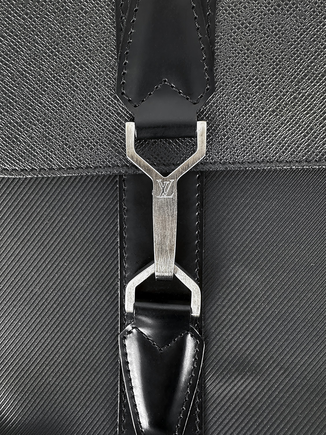 Черный портфель Louis Vuitton Travel Garment Taiga