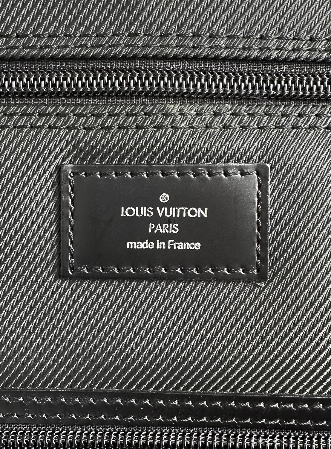 Черный портфель Louis Vuitton Travel Garment Taiga