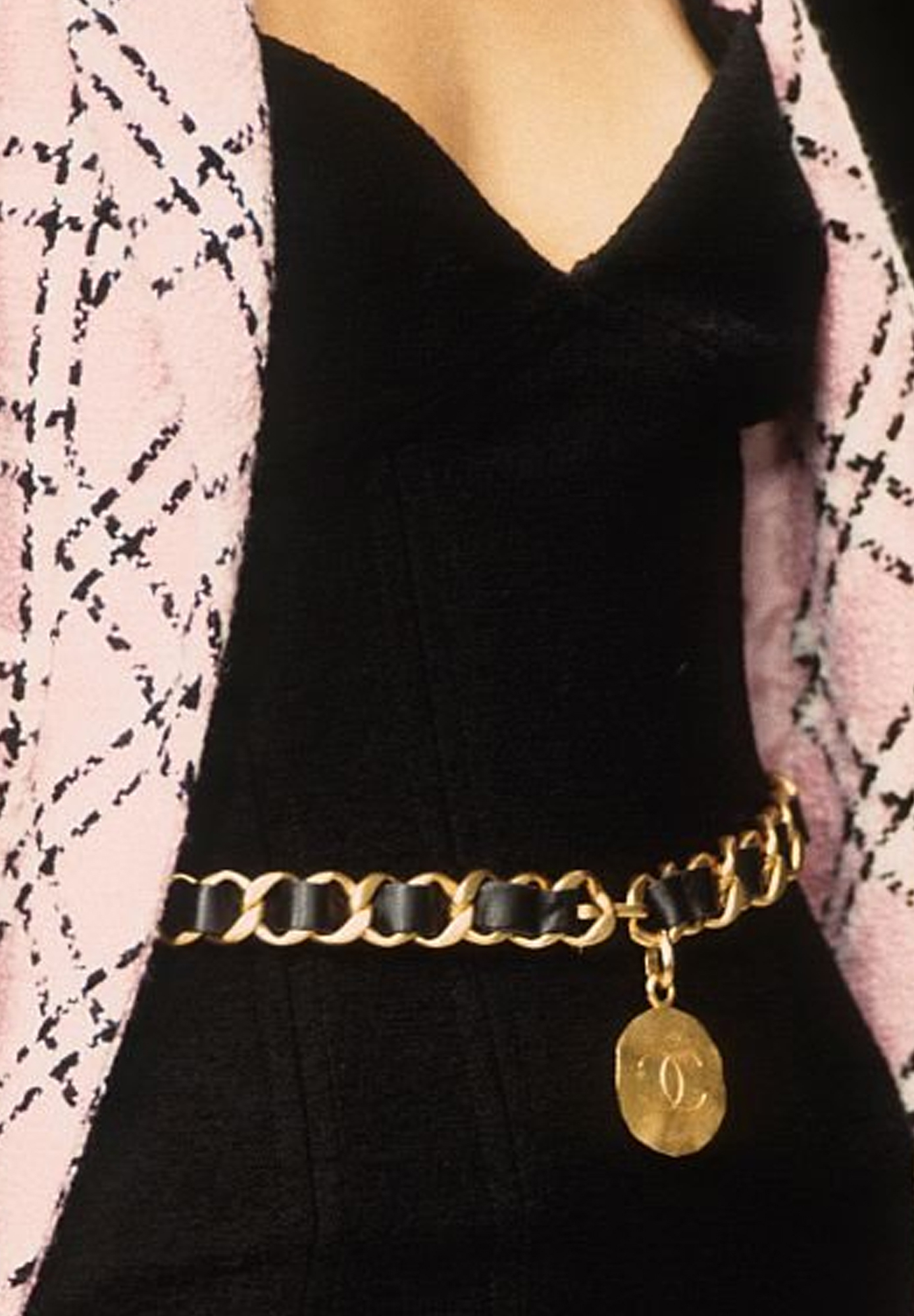 Пояс-цепь Chanel с подвеской-логотипом