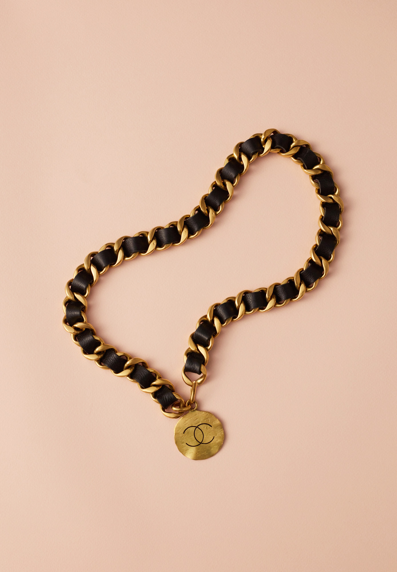 Пояс-цепь Chanel с подвеской-логотипом