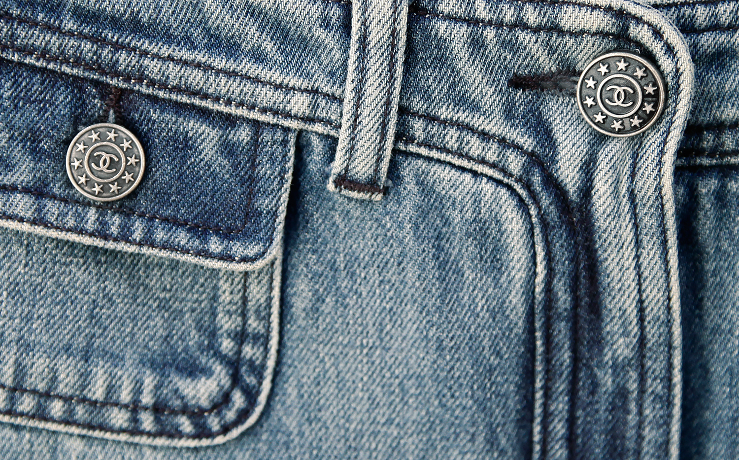 Голубые джинсы Chanel