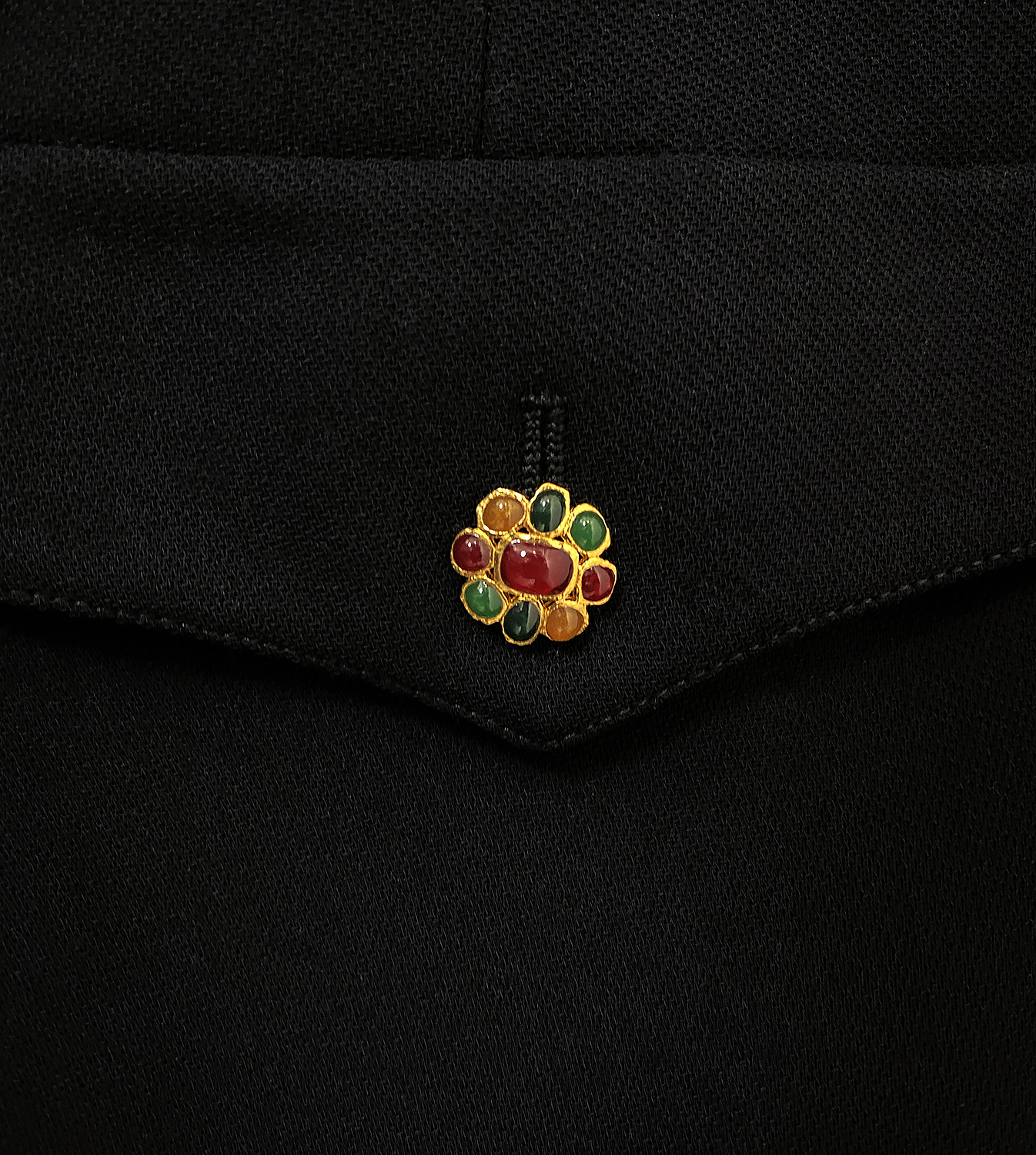 Черный жакет Chanel с пуговицами Gripoix