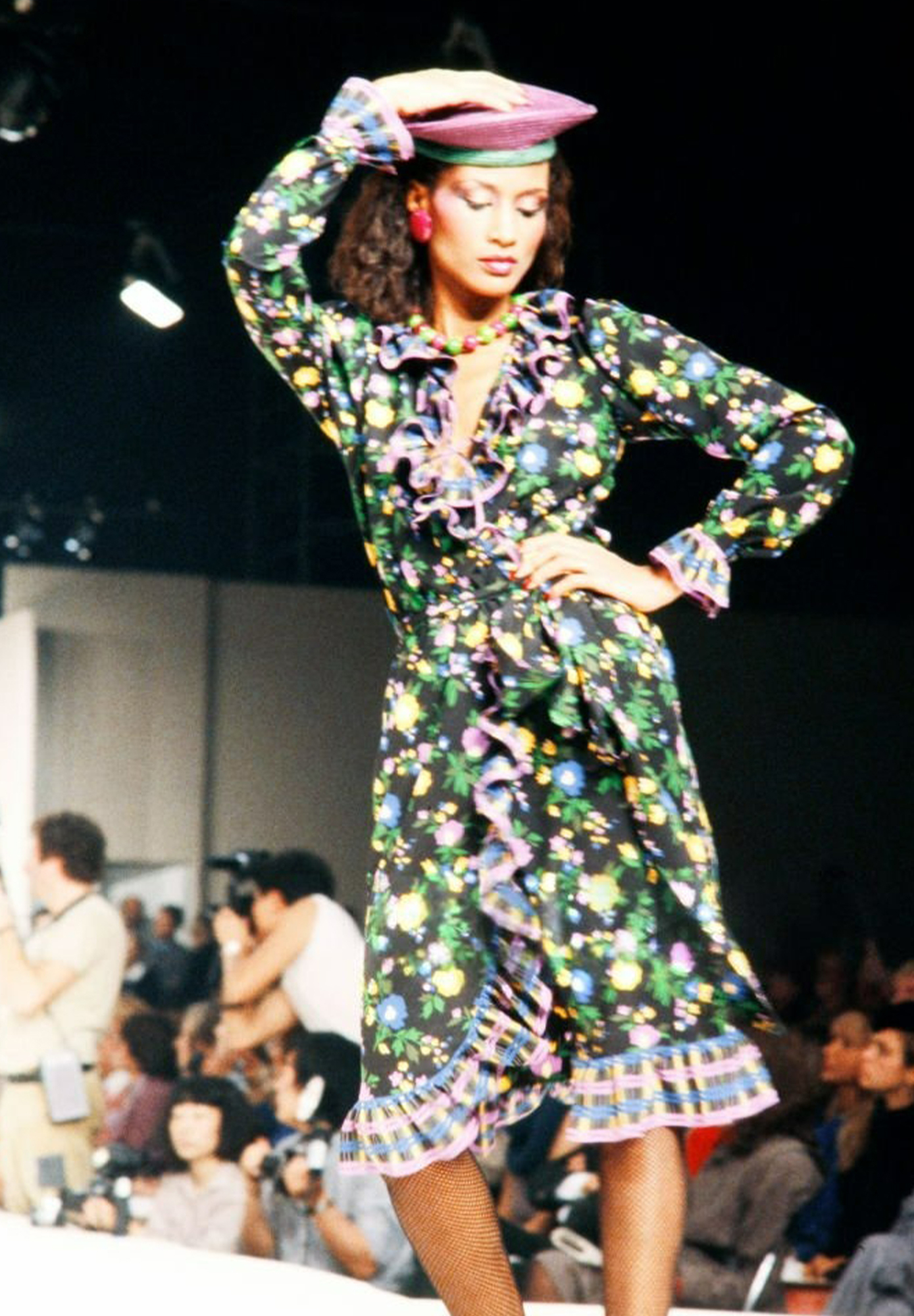 Чёрное платье Saint Laurent с цветочным принтом