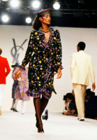 Чёрное платье Saint Laurent с цветочным принтом