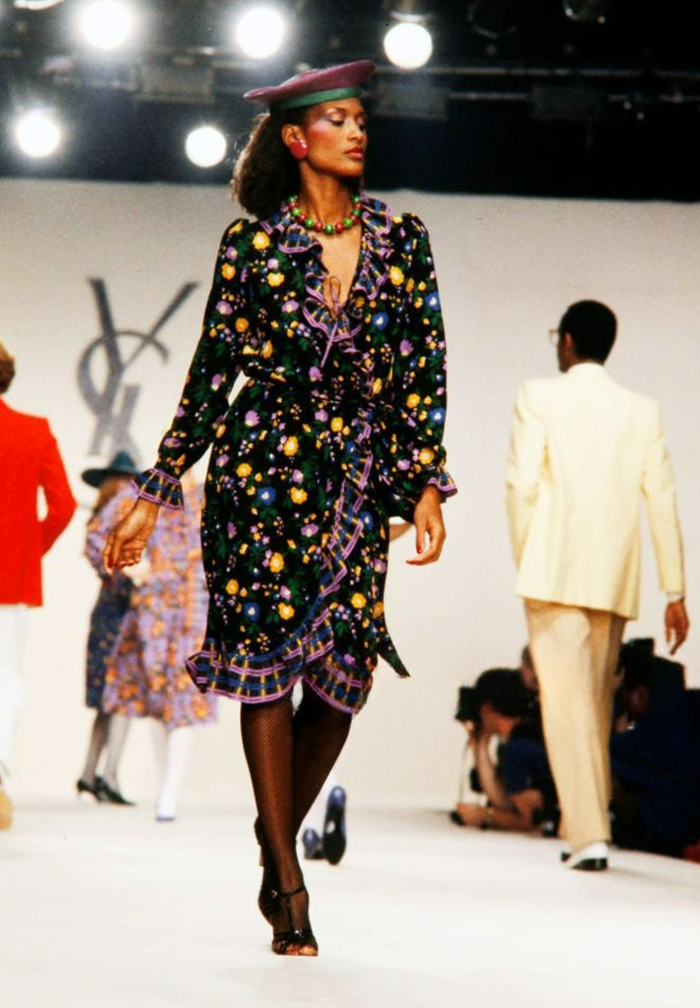 Чёрное платье Saint Laurent с цветочным принтом