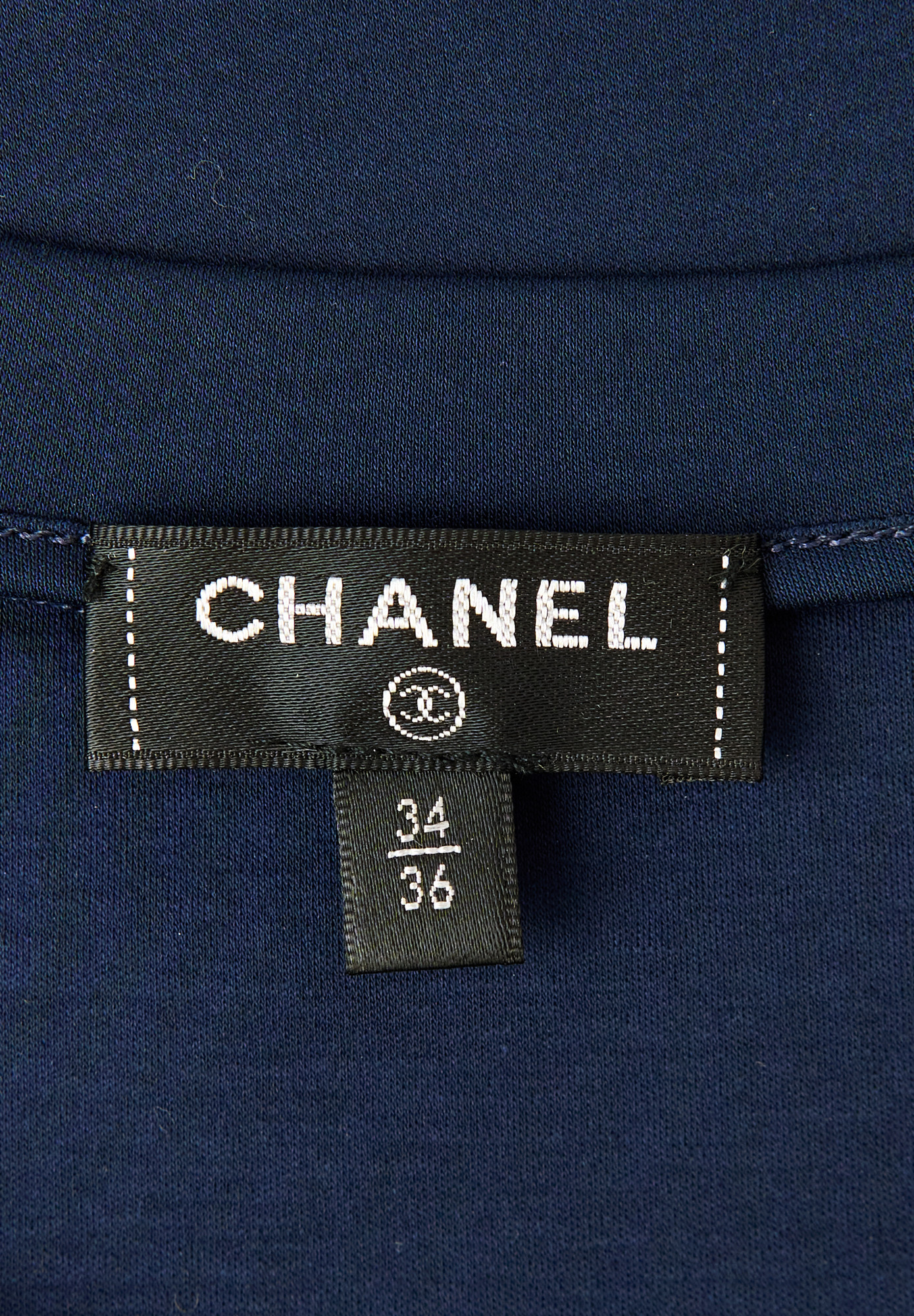 Темно-синяя футболка Chanel с логотипом
