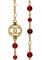 Колье Chanel с жемчугом и логотипами