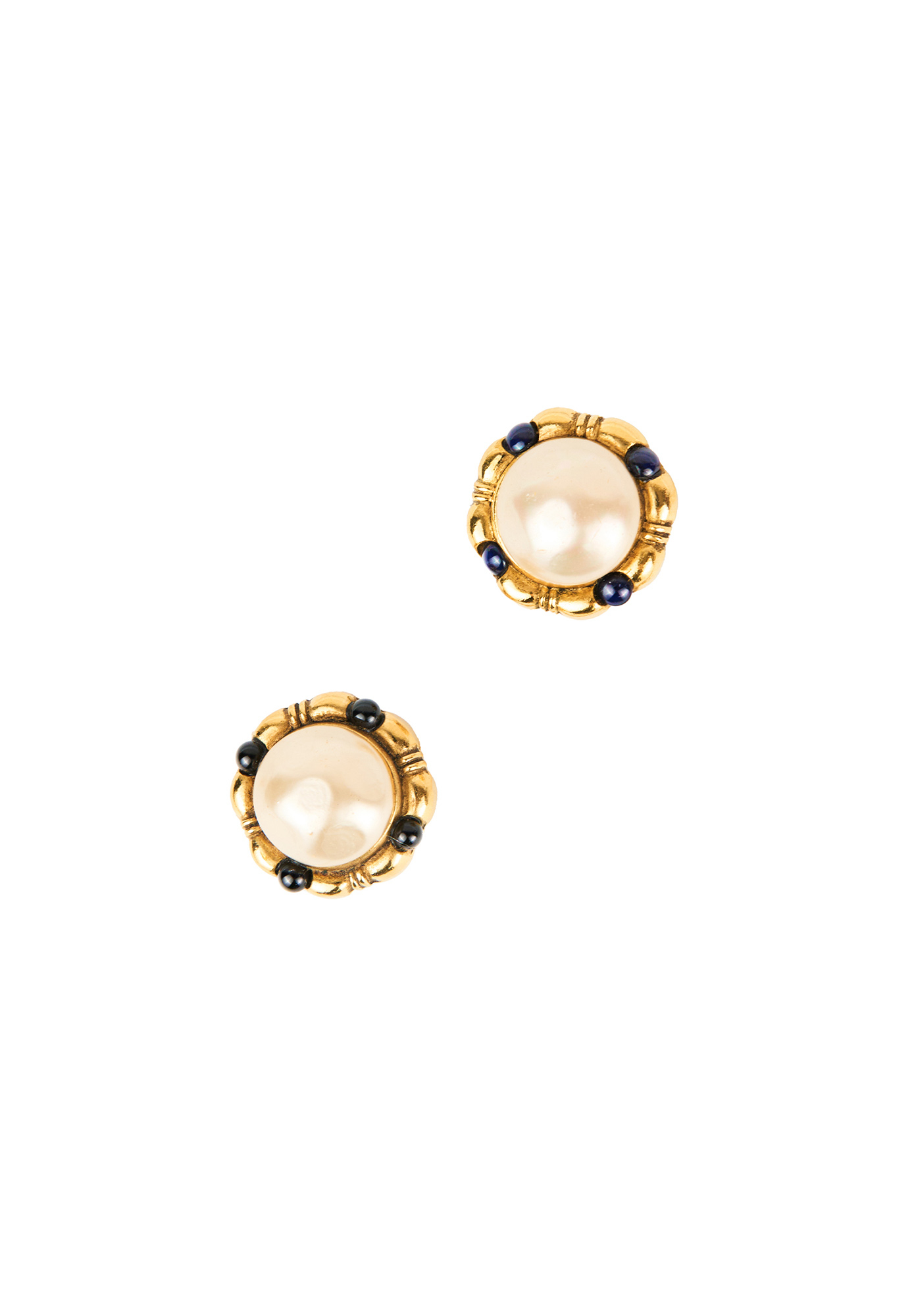 Круглые жемчужные клипсы Chanel 