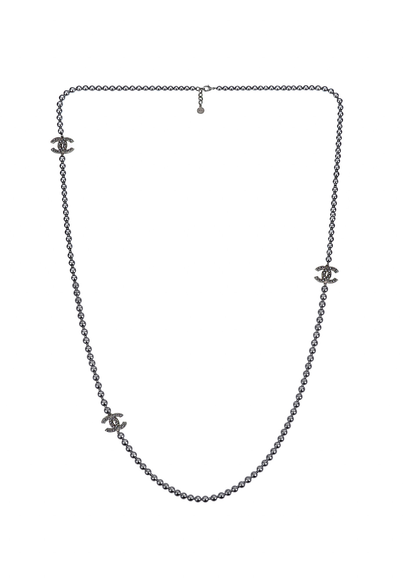 Жемчужное колье Chanel с логотипами