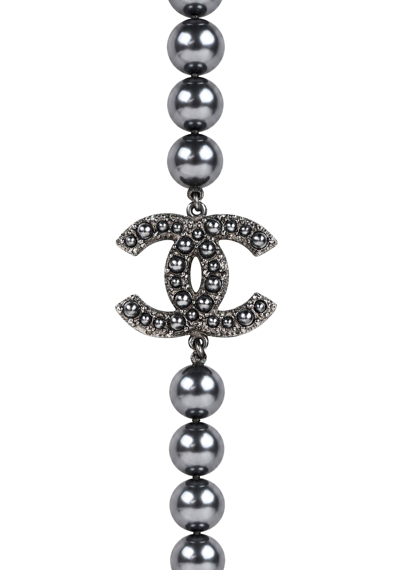 Жемчужное колье Chanel с логотипами