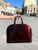 Лаковая сумка Louis Vuitton Alma MM